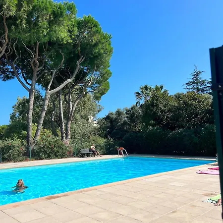Апартаменты - Bord De Dans Avec Piscine *